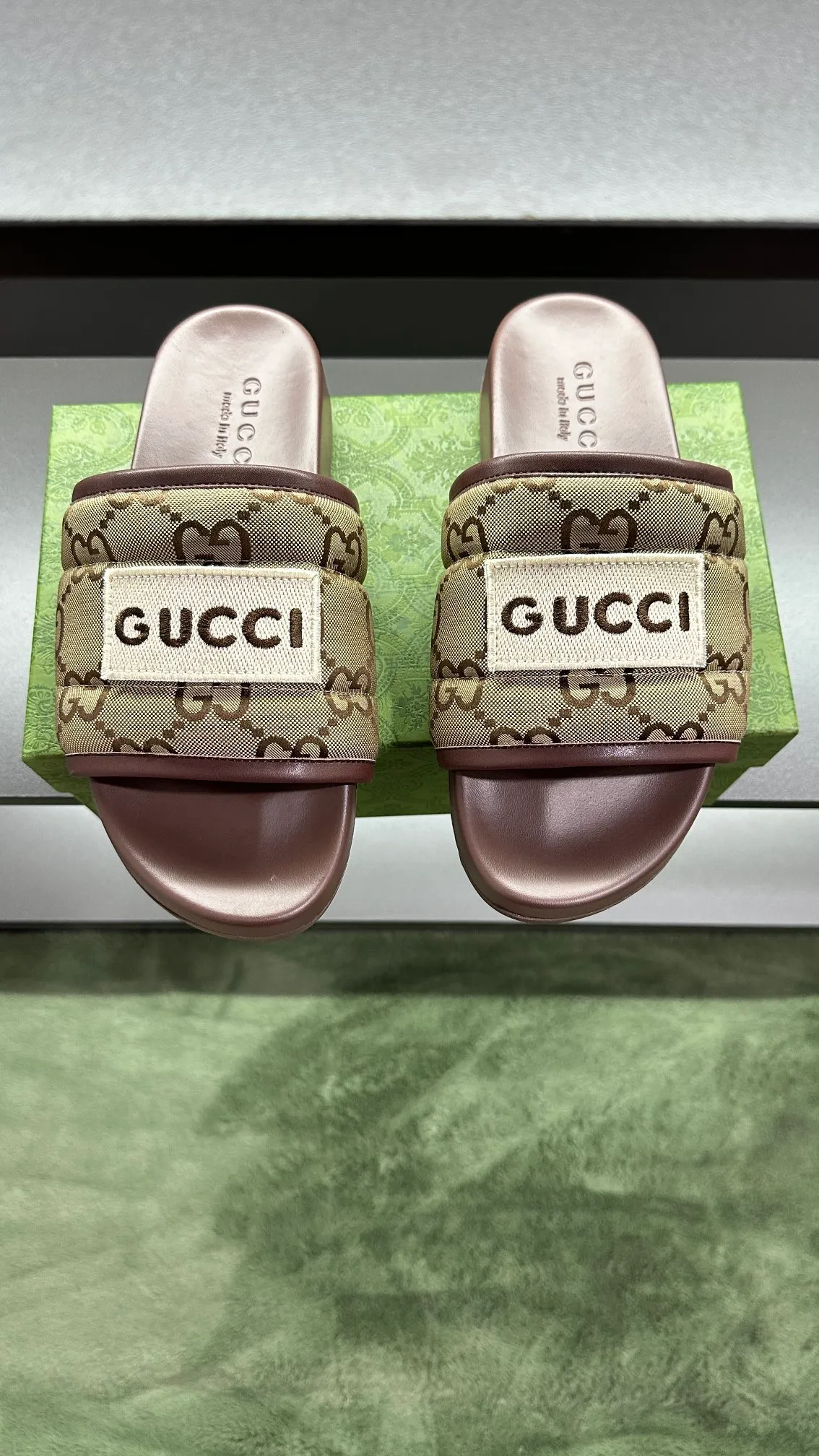 [G Family Couple Style] P: 300💰Female size 36~40 Men's size 39~45, (46. Custom-made Unisex GG slippers This slipper is made of GG polyester fiber and is decorated with a Gucci label on the front, adding a striking logo feel to the style. Beige GG recycled polyester fiber Unisex leather trim "Gucci Made in Italy" embroidered label Rubber sole Flat Made in Italy